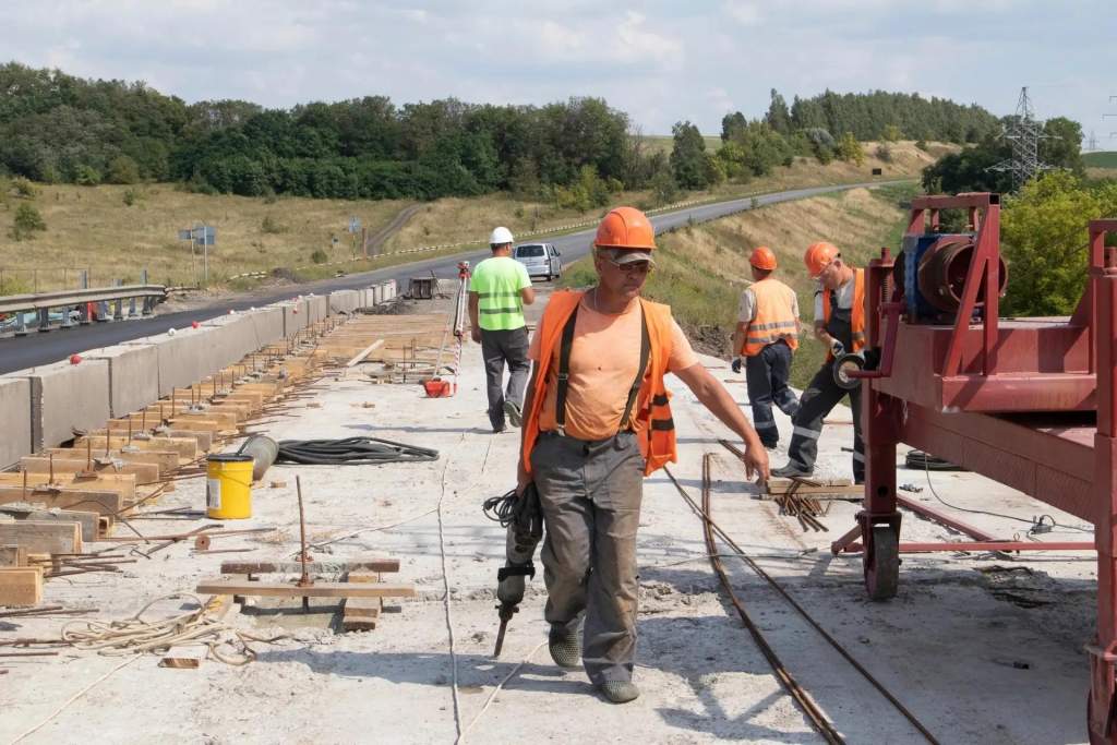 Под Курском до конца октября отремонтируют мост через реку Дичня