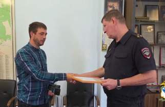 Курянам вручили награды за спасение ребенка и защиту избитого полицейского