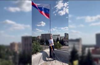 Мэр Курска забрался на крышу и водрузил триколор в День российского флага