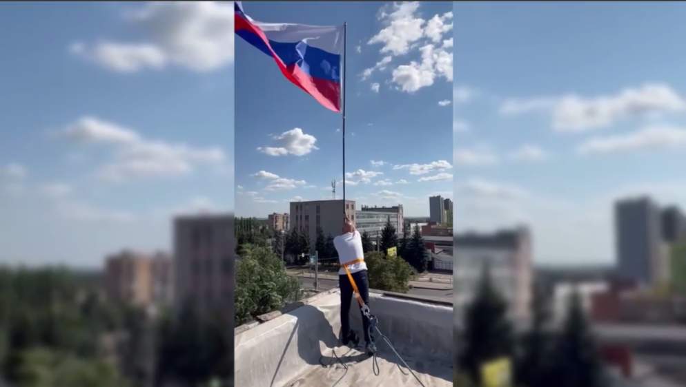 Мэр Курска забрался на крышу и водрузил триколор в День российского флага