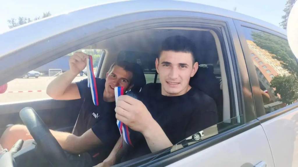 В Курской области ко Дню флага раздали подарки и первые паспорта