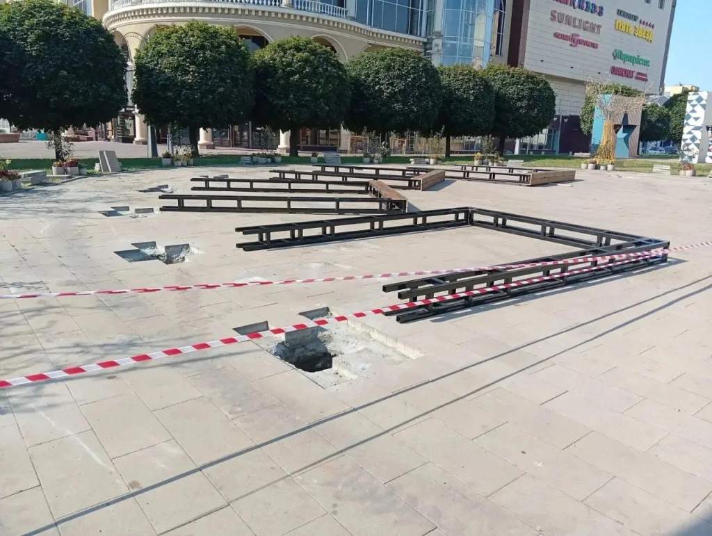 В Курске на Театральной площади появится зона с качелями