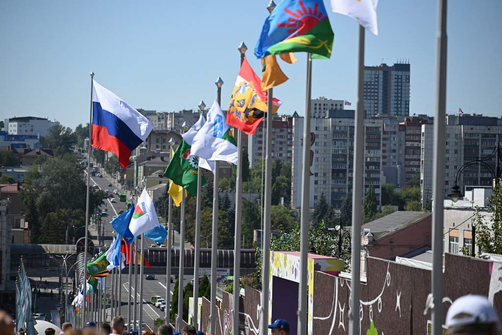 В Курске на Полугоре открыли аллею из 33 флагов