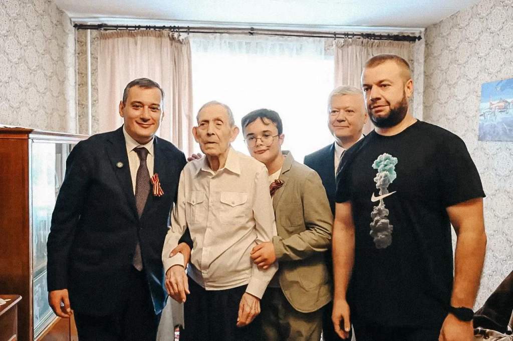 Хинштейн поздравил 103-летнего летчика с годовщиной Курской битвы