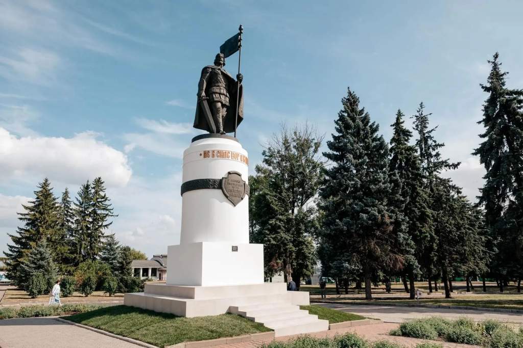 В Курске завершили ремонт памятника Александру Невскому