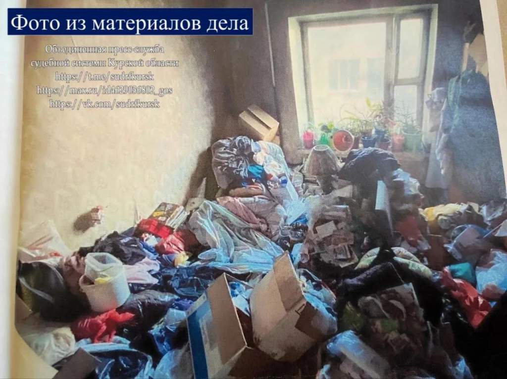 В Курске 66-летнюю женщину выселяют из квартиры из-за вещей и насекомых