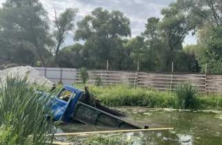 В Курске СК проводит проверку из-за гибели водителя грузовика в пруду