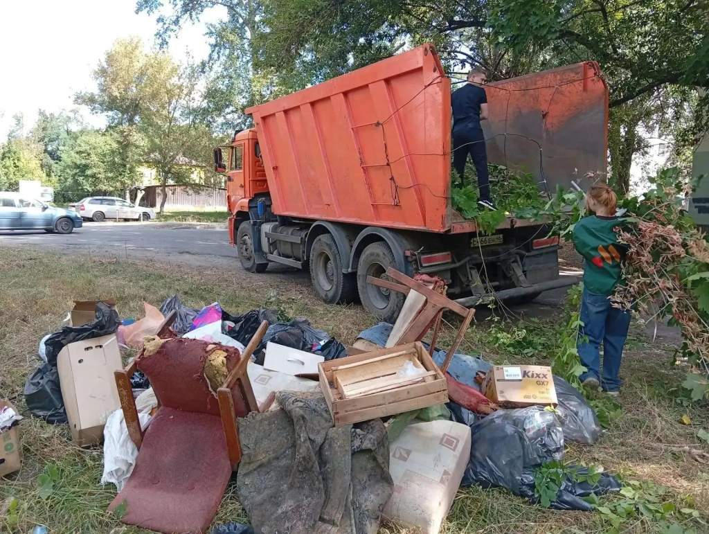 В Курске на субботнике вывезли более 60 кубометров мусора