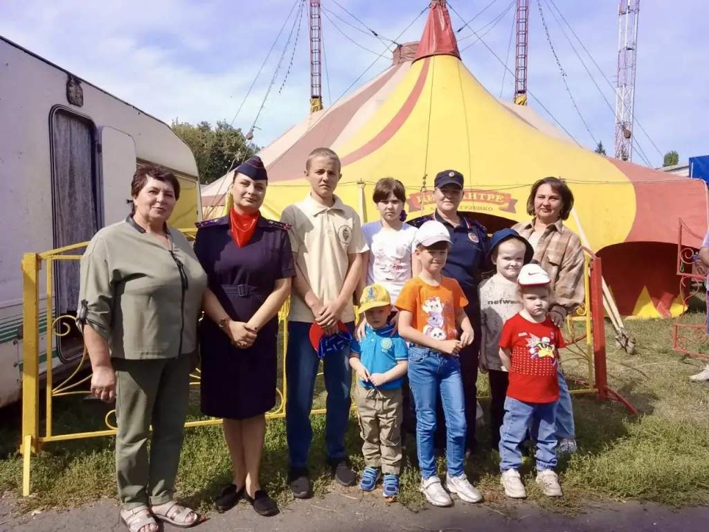 В Курской области полицейские подарили билеты в цирк многодетной семье