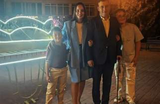 Хинштейн проводил лето с семьёй у рояля в центре Курска