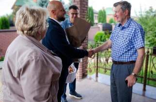 Мэр Курска с цветами пришел к Николаю Овчарову
