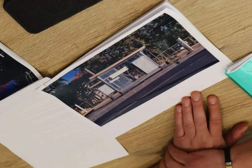 В Курске провели совещание по разбитым вандалами 22 трамвайным остановкам