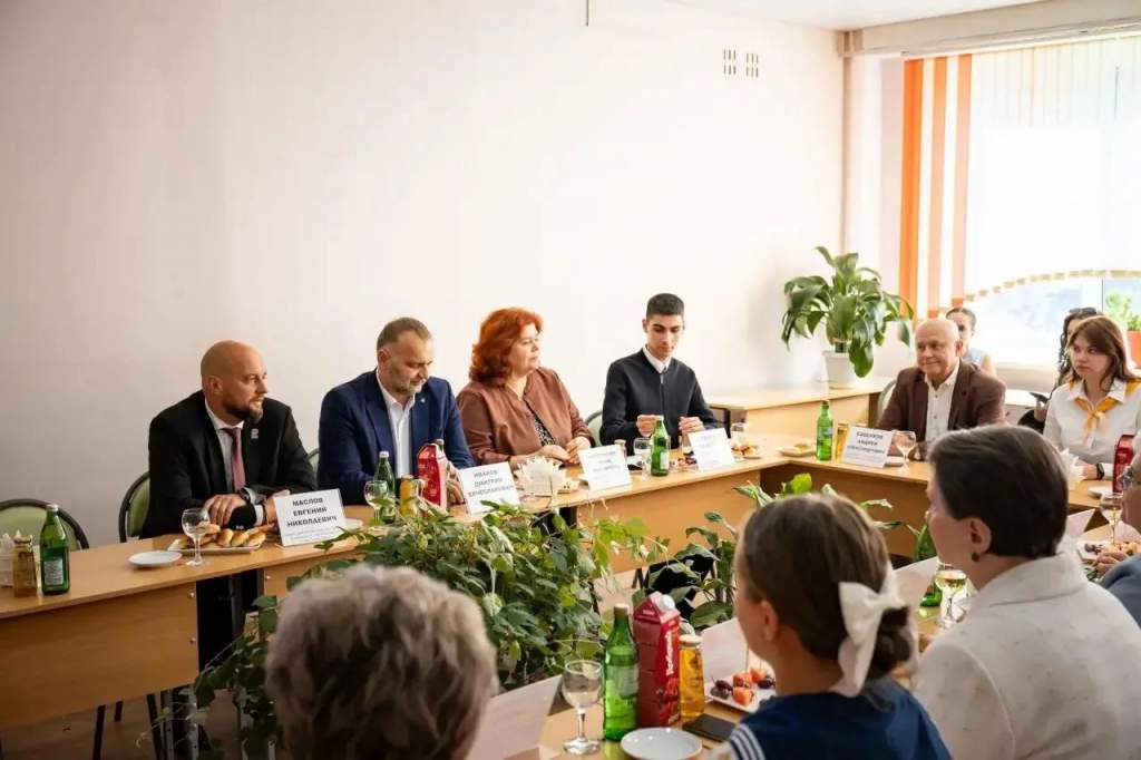 Курские школы получили технику для ухода за памятными местами