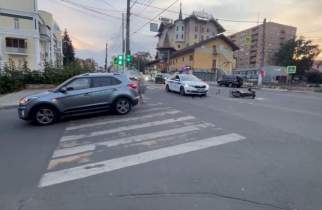 В центре Курска иномарка сбила 18-летнего парня на электровелосипеде