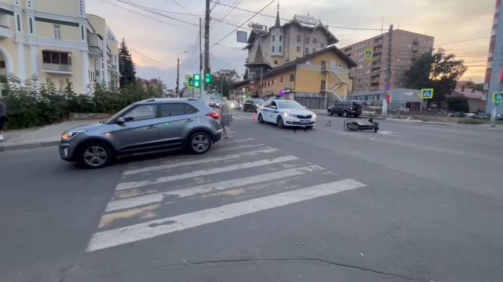 В центре Курска иномарка сбила 17-летнего парня на электровелосипеде