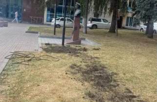 В Курске после жалоб жителей починили подсветку бюста Михаила Булатова