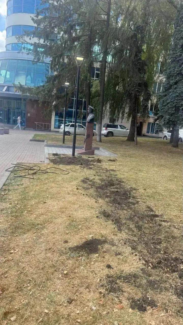 В Курске после жалоб жителей починили подсветку бюста Михаила Булатова