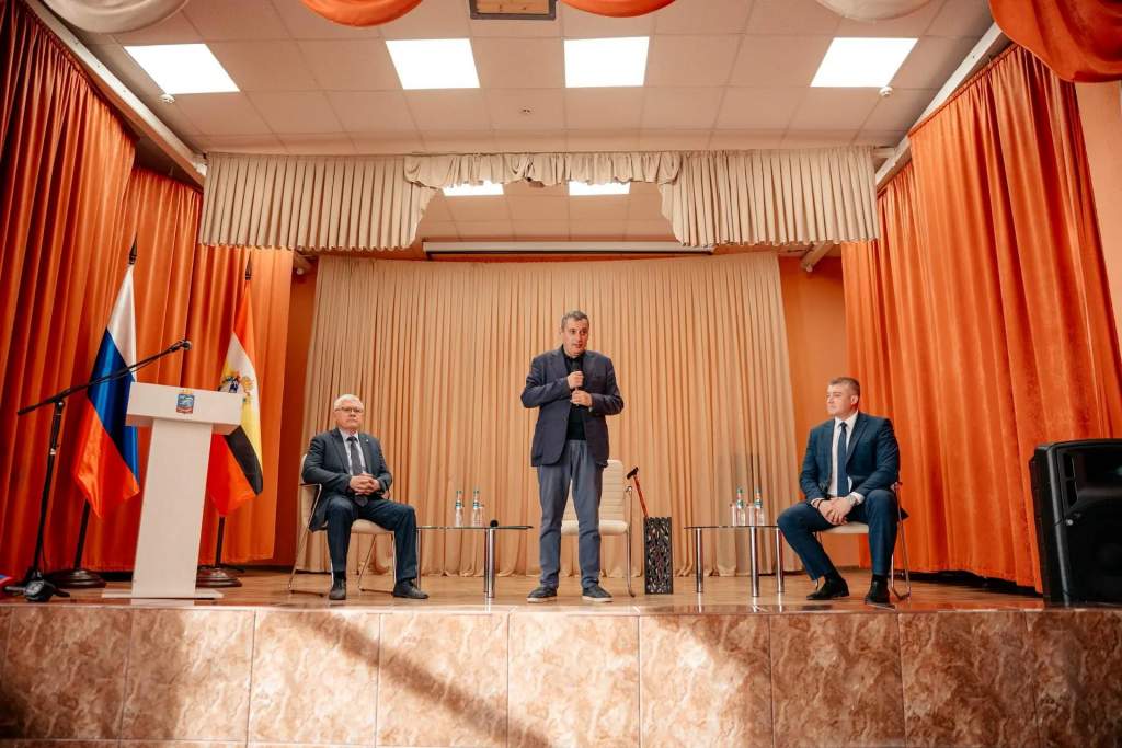Хинштейн ответил на жалобы жителей Курского района на дороги, воду и связь