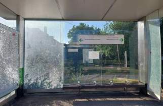 В Курске вандалы разгромили 12 трамвайных остановок