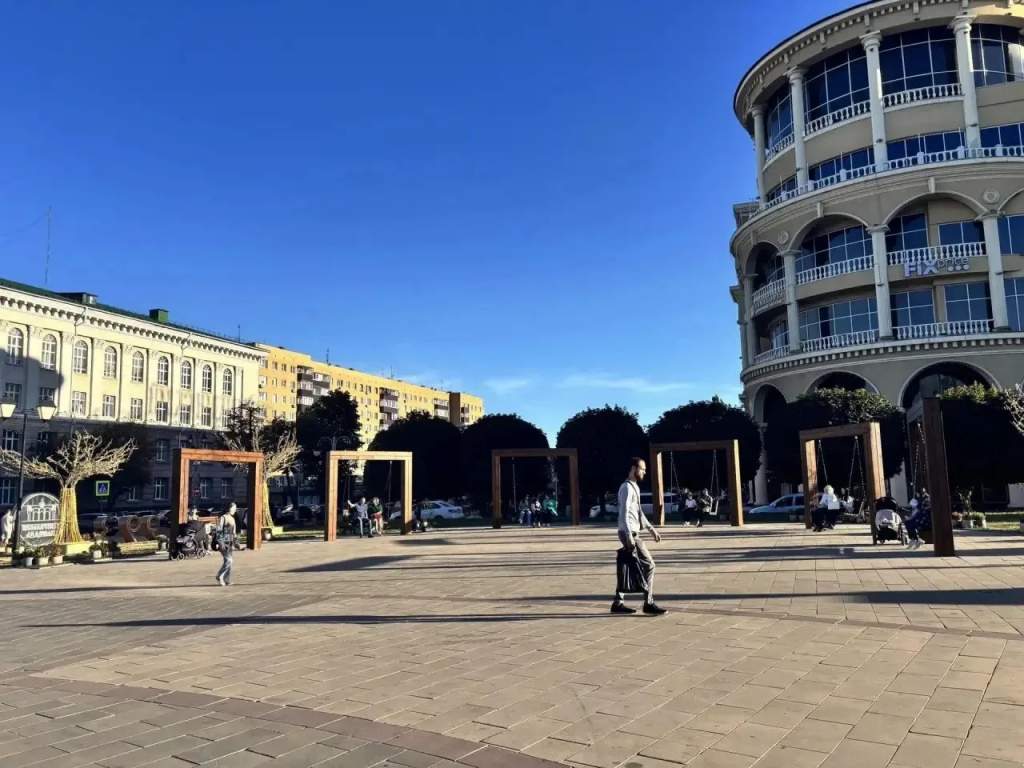 На Театральной площади в Курске установили шесть новых качелей