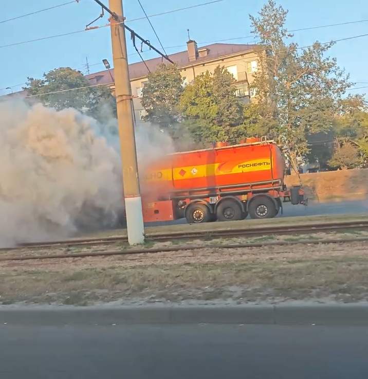 В Курске на улице Энгельса потушили загоревшийся бензовоз