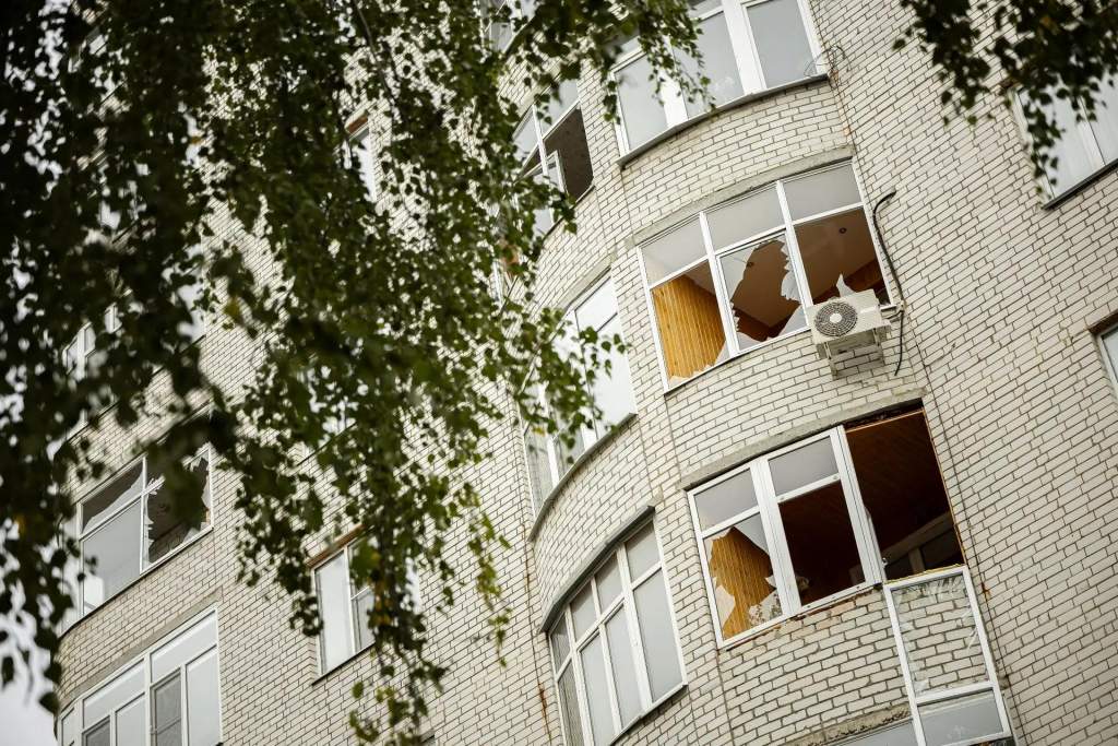 Хинштейн и Маслов осмотрели пострадавшие от крылатой ракеты ВСУ объекты