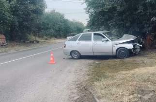 В Курске 17-летний водитель врезался в дерево и попал в больницу