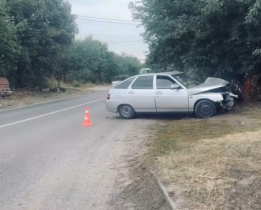 В Курске 17-летний водитель врезался в дерево и попал в больницу