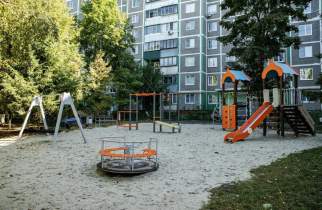 В Курске обустраивают детские площадки по 40 адресам