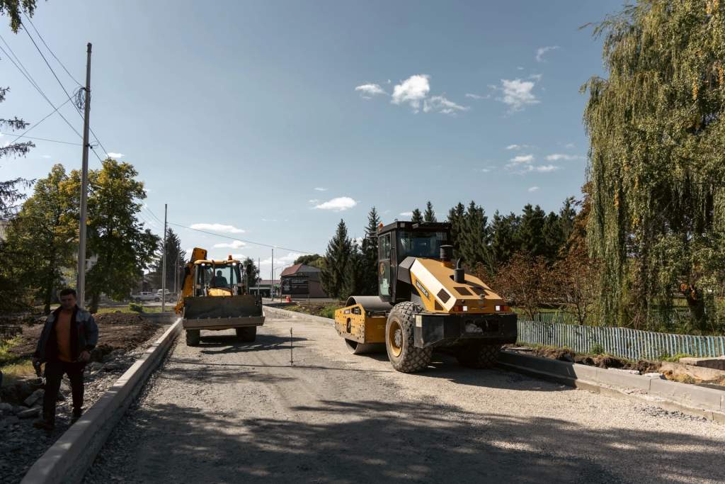 В Курской области в Кшенском капитально ремонтируют 2 км региональной трассы