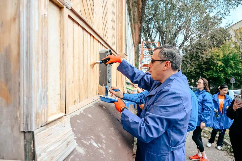 В Курске приводят в порядок деревянный дом на улице Челюскинцев