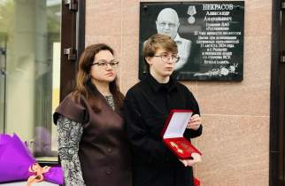 В Курске открыли мемориальную доску погибшему при атаке ВСУ связисту