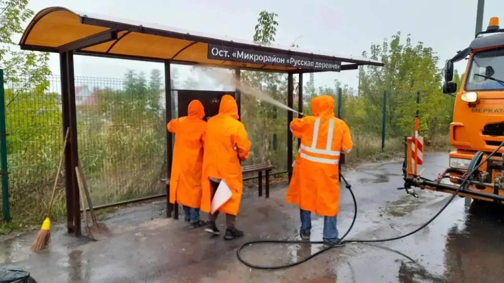 В Курске "оранжевые плащи" очистили от незаконной рекламы 19 остановок