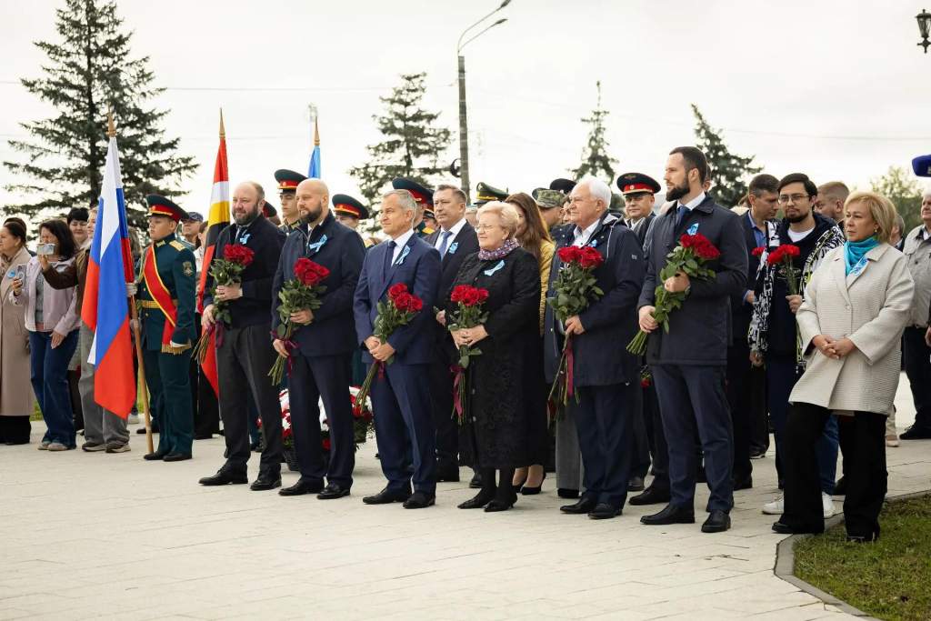 В День города на мемориале «Курская дуга» возложили цветы