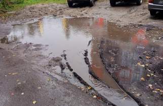 В Курске мэрия отчиталась о ликвидации разрытий, но жители показали ямы с водой