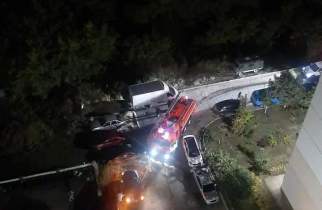 В Курске из-за припаркованных машин пожарные шли к дому на Победе пешком