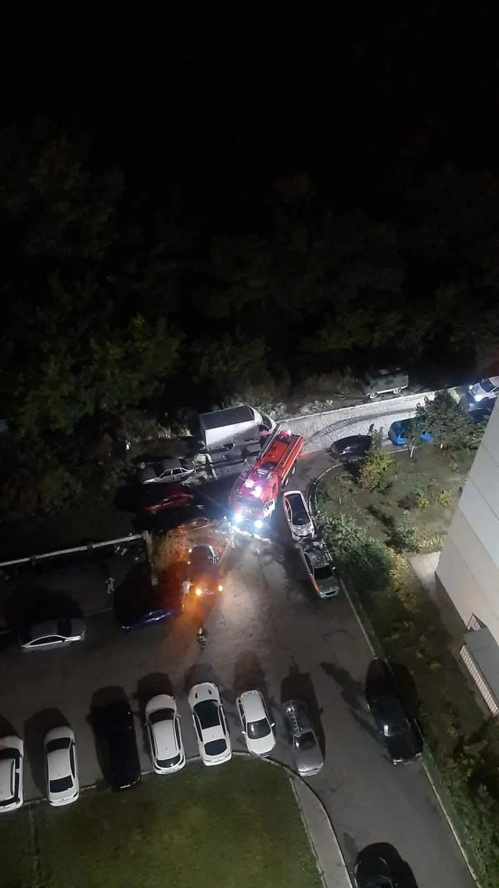 В Курске из-за припаркованных машин пожарные шли к дому на Победе пешком