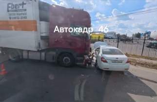 В Курске возле авторынка в ДТП с фурой пострадала женщина