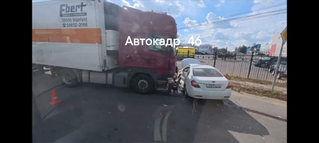 В Курске возле авторынка в ДТП с фурой пострадала женщина