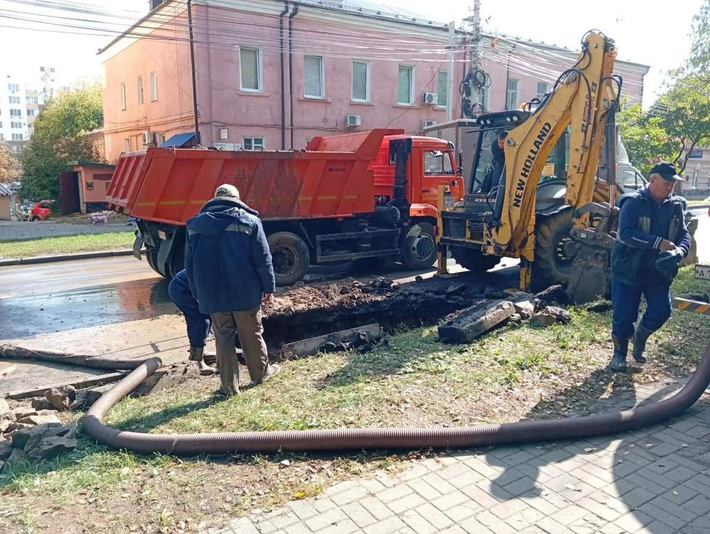 В центре Курска начали срочный ремонт поврежденного водопровода
