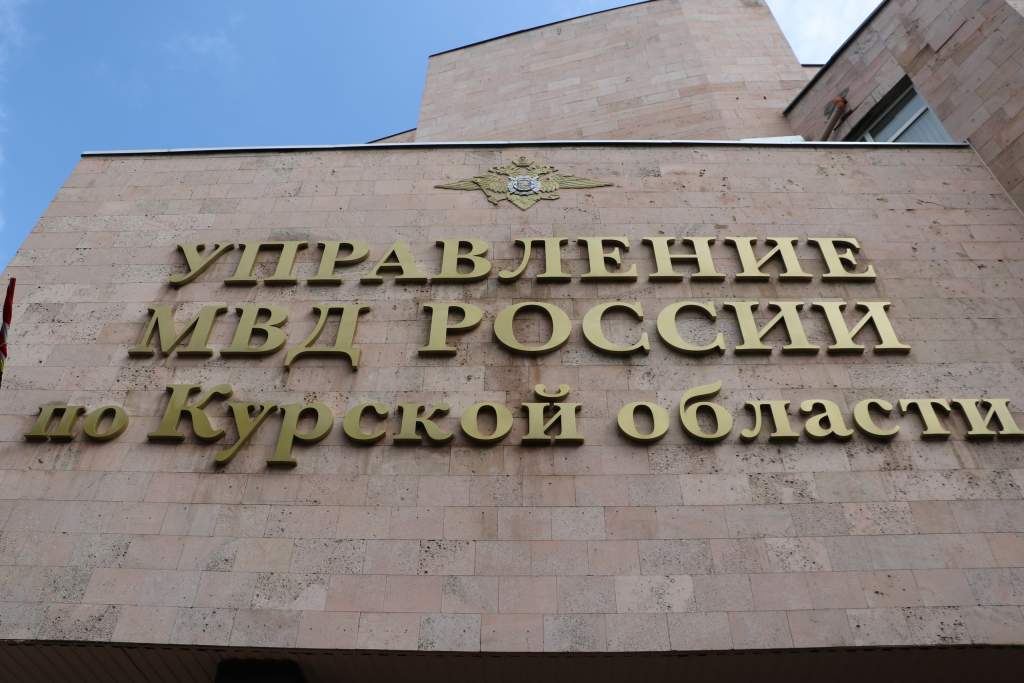 Мошенники украли у курянки 177 тысяч рублей через приложение для причесок