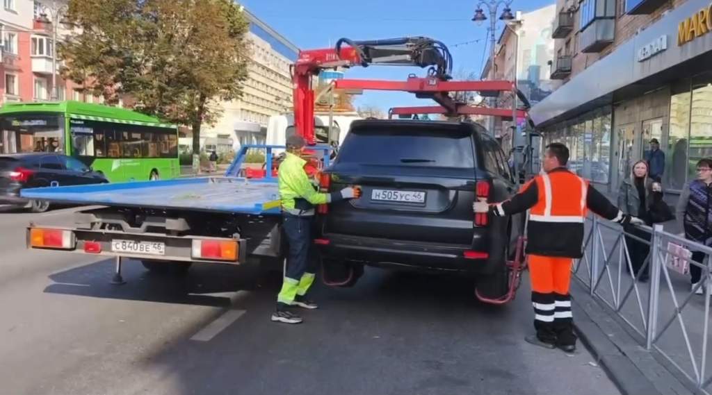 В центре Курска эвакуировали больше 70 машин за неправильную парковку