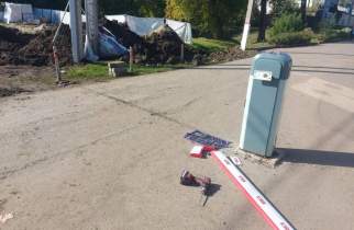 В Курске на Боевке мужчина сломал шлагбаум
