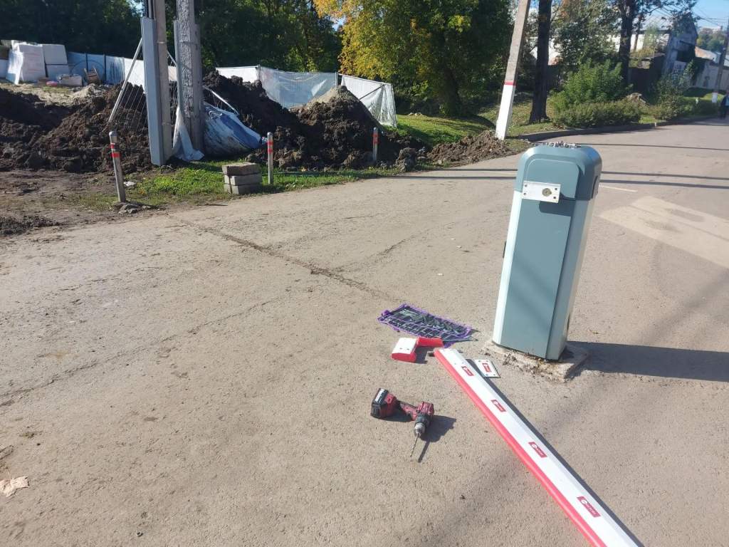 В Курске на Боевке мужчина сломал шлагбаум