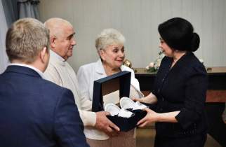 В Курской области больше 450 пар получили подарки за долгий брак