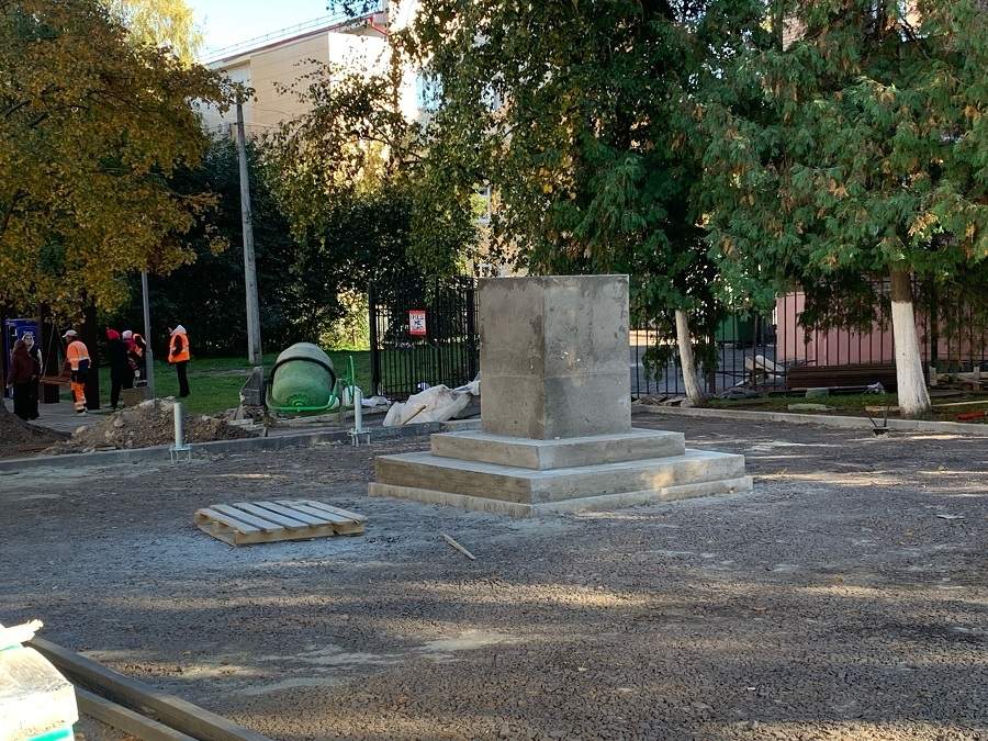 В центре Курска смонтировали постамент для памятника Брежневу