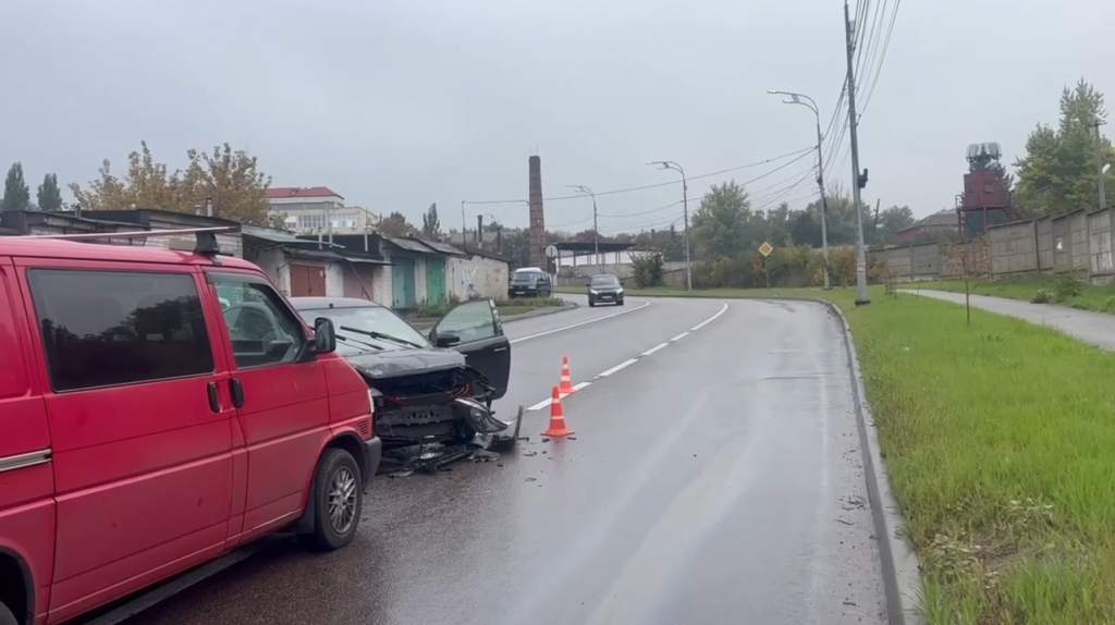 Утром в центре Курска в лобовом ДТП ранен 17-летний парень