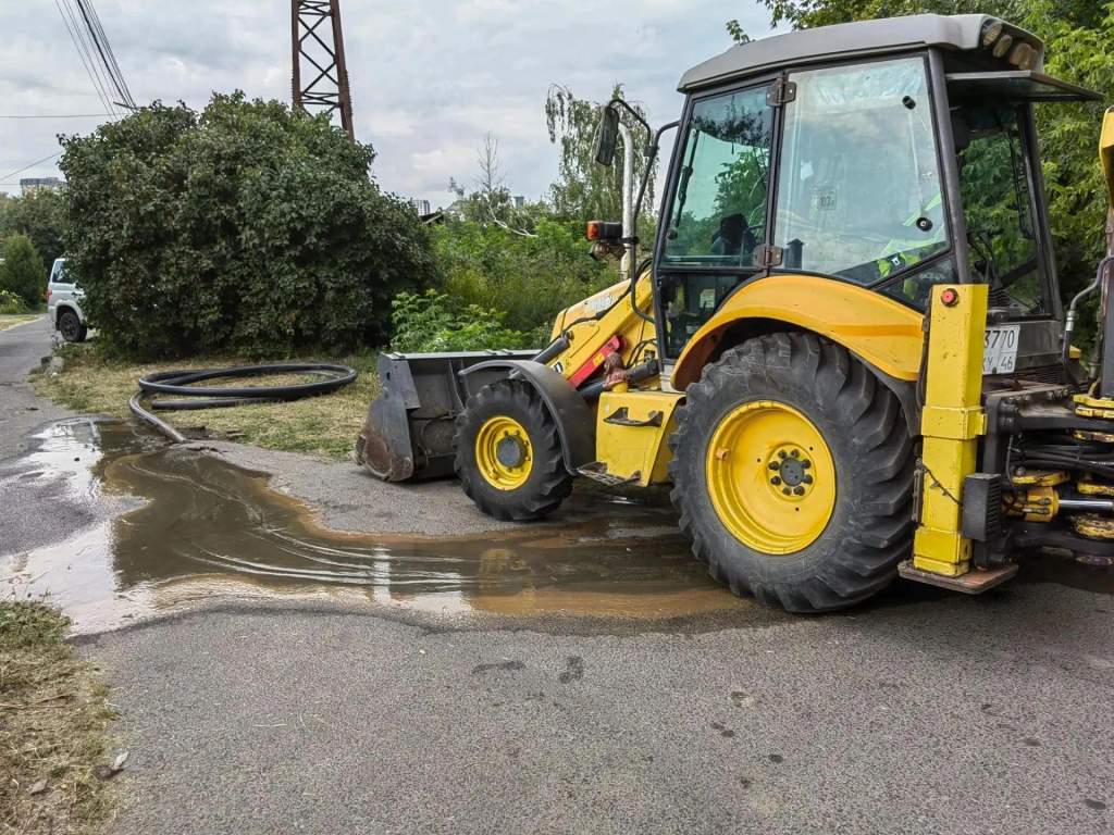В Курске срочно ремонтируют водопровод на проспекте Кулакова