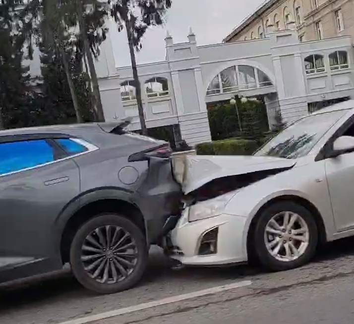 Утром в центре Курска произошло тройное ДТП