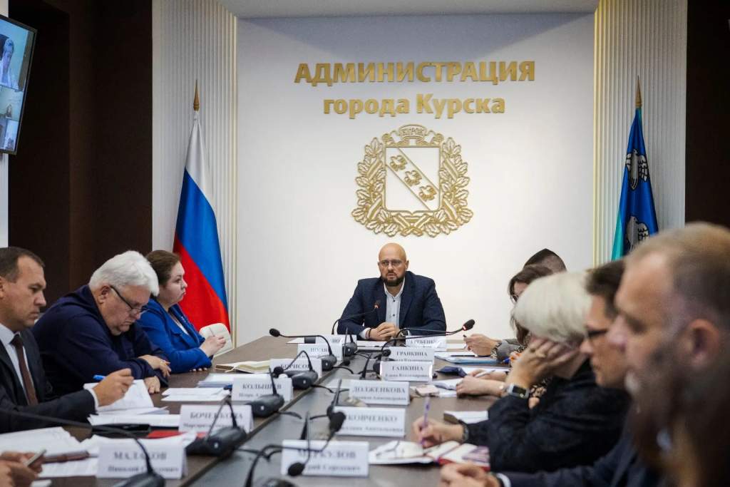 В Курске Маслов обсудил с подчиненными проблемные вопросы и тепло